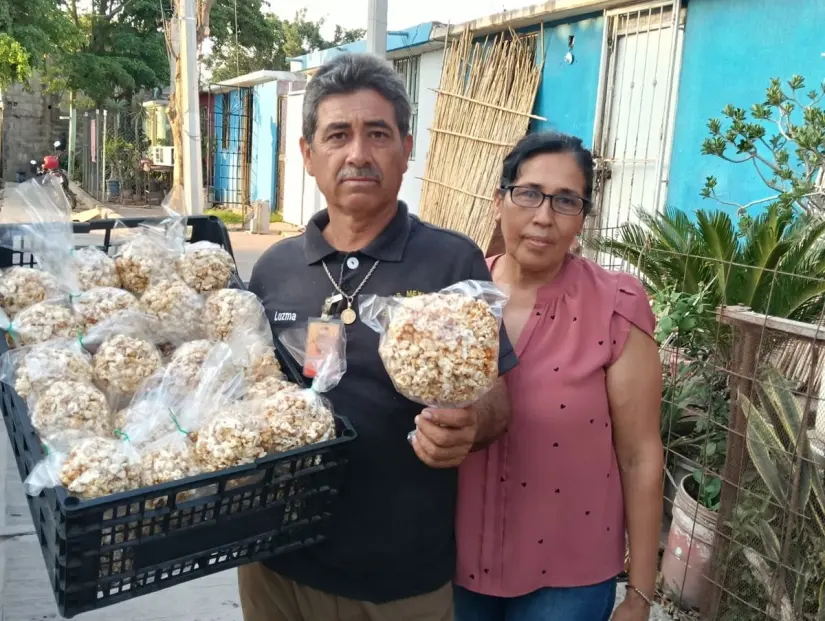 Junto a su esposa Luz María, Julián trabaja con mucho esfuerzo para salir adelante.