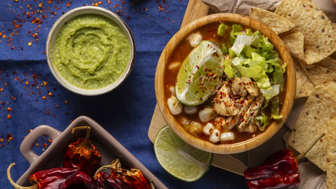 Estos son los mejores restaurantes con pozole en Guadalajara. Foto: Freepik.