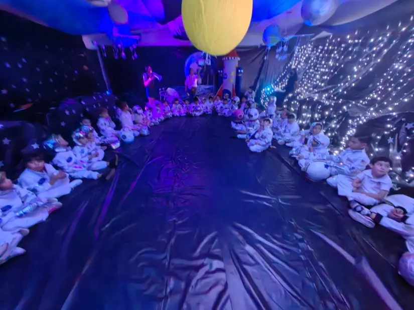 El salón de clases se convirtió en un planetario viviente. El salón de clases se convirtió en un planetario viviente.