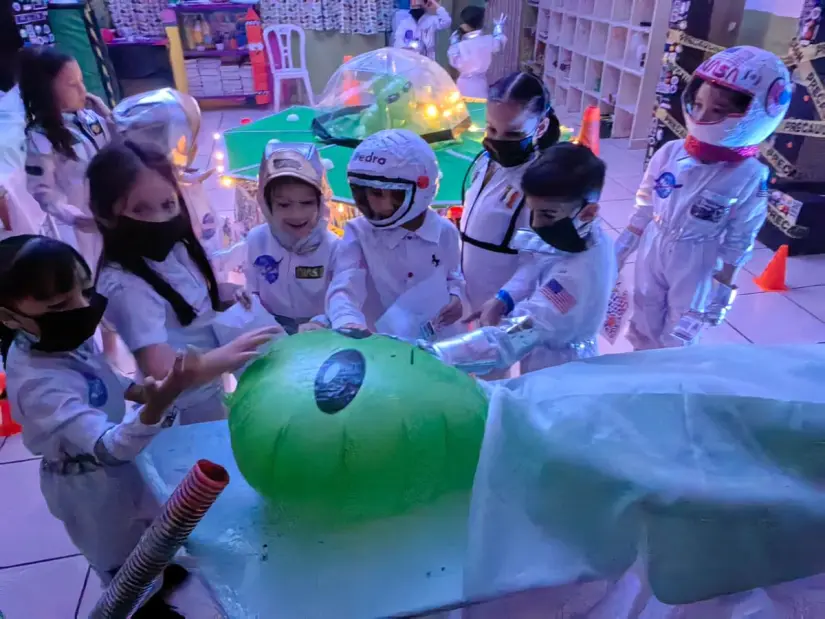Los estudiantes descubrieron que existen los extraterrestres. Los estudiantes descubrieron que existen los extraterrestres.