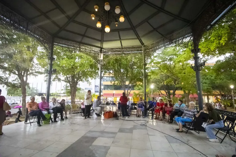 El danzón no se detuvo: tradición, música y alegría bajo la lluvia en la Plazuela Obregón. Foto: IMCC