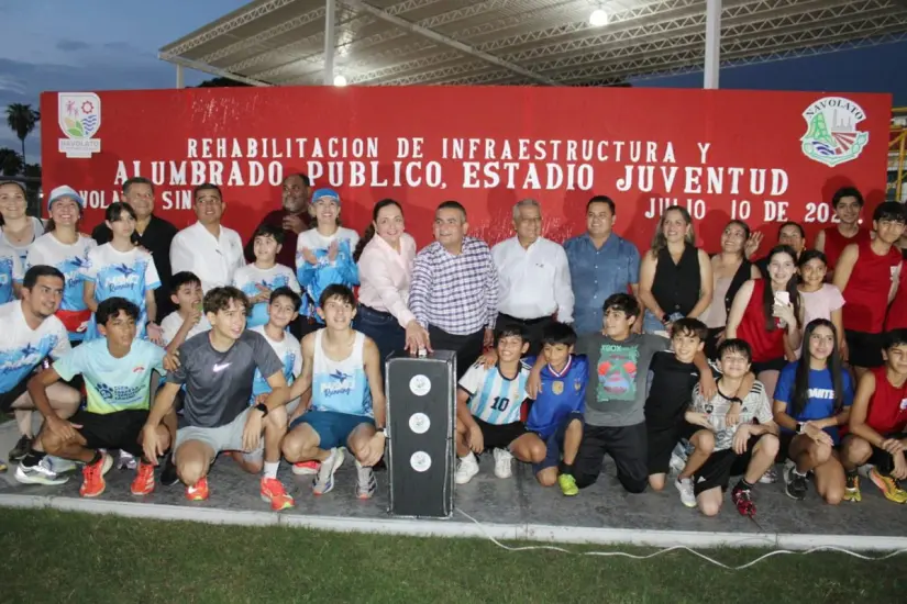 El encendido simbólico de las luminarias se realizó de la mano del alcalde Jorge Rosario Bojórquez y los deportistas. El encendido simbólico de las luminarias se realizó de la mano del alcalde Jorge Rosario Bojórquez y los deportistas.