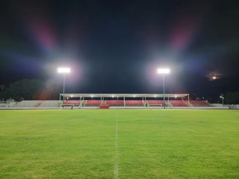 La rehabilitación del Estadio Juventud incluyó la instalación de 48 lámparas LED tipo proyector de 500 watts. La rehabilitación del Estadio Juventud incluyó la instalación de 48 lámparas LED tipo proyector de 500 watts.