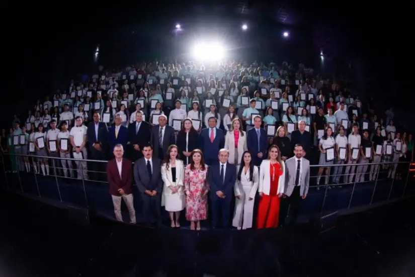 El estudiante Ángel Hernández deslumbra con su voz en ceremonia de talentos del COBAES 189 estudiantes del COBAES fueron reconocidos por su talento en esta ceremonia. Foto: Cortesía