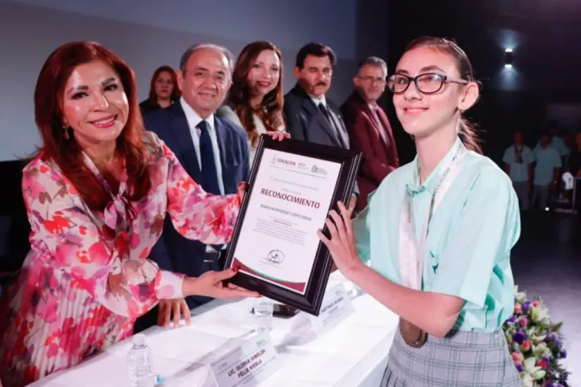 El estudiante Ángel Hernández deslumbra con su voz en ceremonia de talentos del COBAES De esta manera, el COBAES reconoce los talentos de sus estudiantes en lo académico, deportes, cultura. Foto: Cortesía