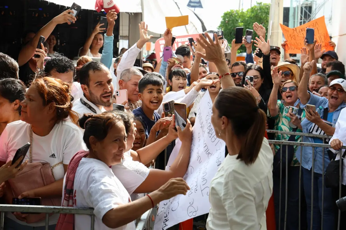 La presidenta Claudia Sheinbaum recibe muestras de cariño durante su visita a Culiacán para inaugurar nuevas salas de quirófano y área de quemados en el Hospital Pediátrico de Sinaloa. | Imágenes de cortesía