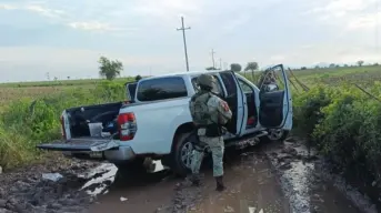 Aseguran una camioneta abandonada con armas largas en Culiacán