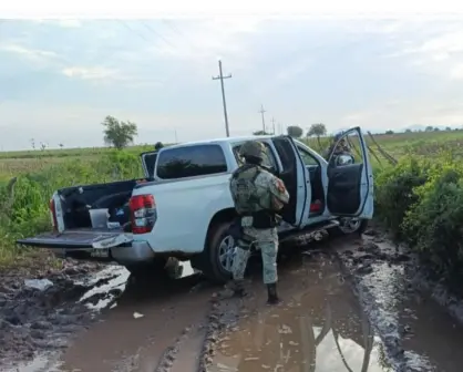 Aseguran una camioneta abandonada con armas largas en Culiacán