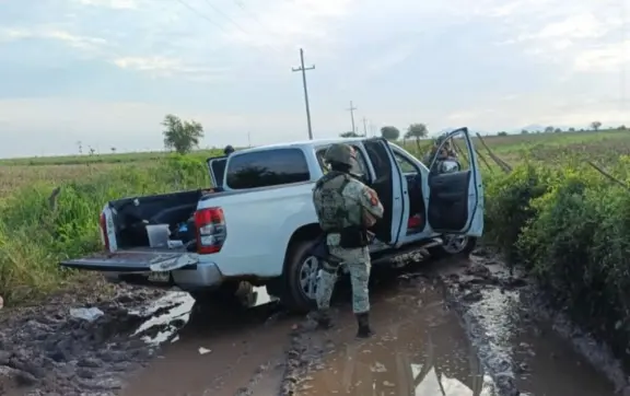 Aseguran una camioneta abandonada con armas largas en Culiacán