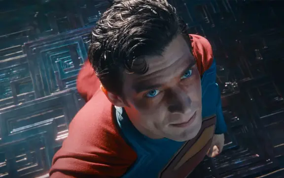 Superman lidera la taquilla en su primer fin de semana con estreno histórico