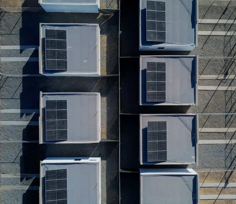 Las viviendas del programa Vivienda Violeta en Baja California cuentan con paneles solares. Foto: cortesía Las viviendas del programa Vivienda Violeta en Baja California cuentan con paneles solares. Foto: cortesía.