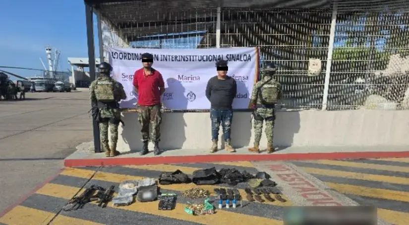 Golpe al narco en Sinaloa: aseguran fentanilo con valor de 378 millones de pesos en Cosalá Dos hombres fueron detenidos con armamento y equipo táctico en Escuinapa. Foto: SSPC