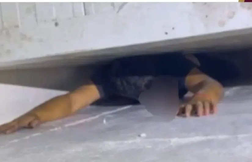 El hombre que quedó atorado cuando intentaba huir El hombre que quedó atorado cuando intentaba huir. Foto: Cortesía