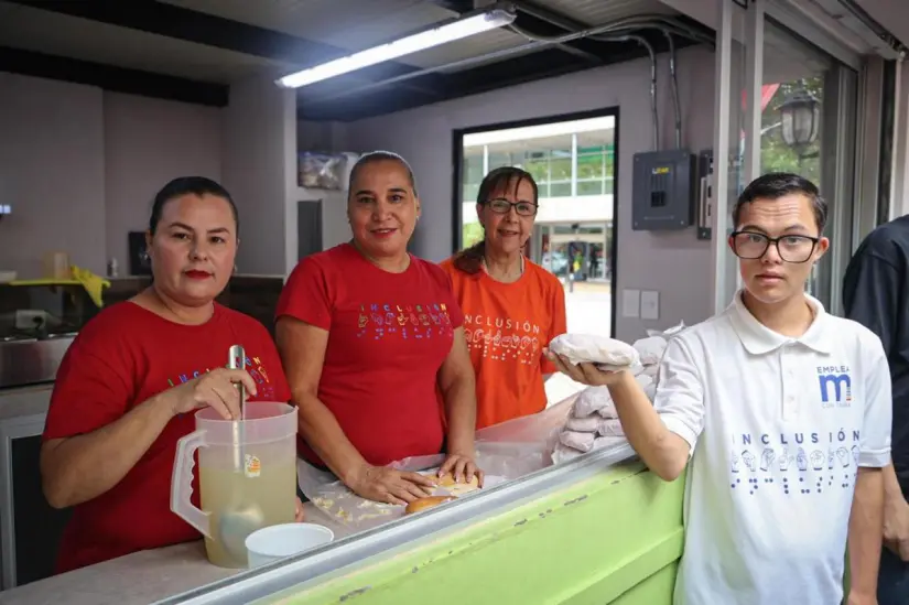 Los jóvenes que trabajan en el Mercadito de la Inclusión lo hacen con muy buen ánimo. Los jóvenes que trabajan en el Mercadito de la Inclusión lo hacen con muy buen ánimo.