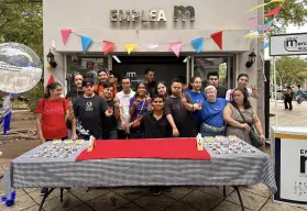 Jóvenes con discapacidad celebran un año vendiendo sueños en el Mercadito de la Inclusión