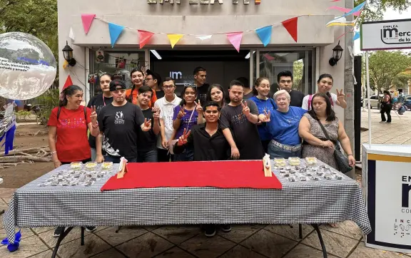 Jóvenes con discapacidad celebran un año vendiendo sueños en el Mercadito de la Inclusión