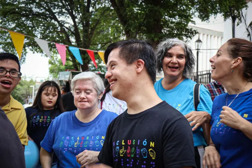 Muy felices disfrutaron su primer aniversario en el Mercadito de la Inclusión. Muy felices disfrutaron su primer aniversario en el Mercadito de la Inclusión.