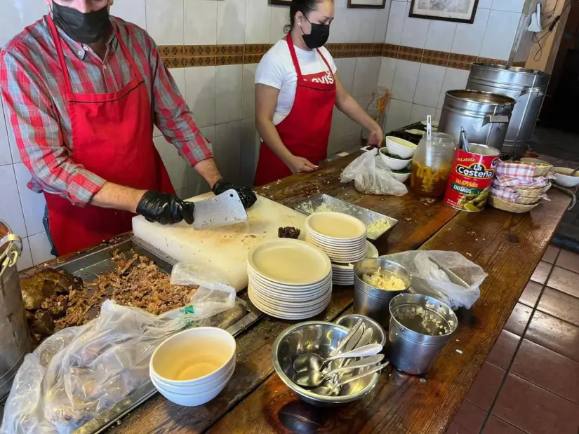 imagen recuadro Una comida típica servida en el desayuno que lo diferencia junto con sus otros platillos típicos como el lechón o el chile de nogada Foto: Al Minuto Aguascalientes (Facebook)