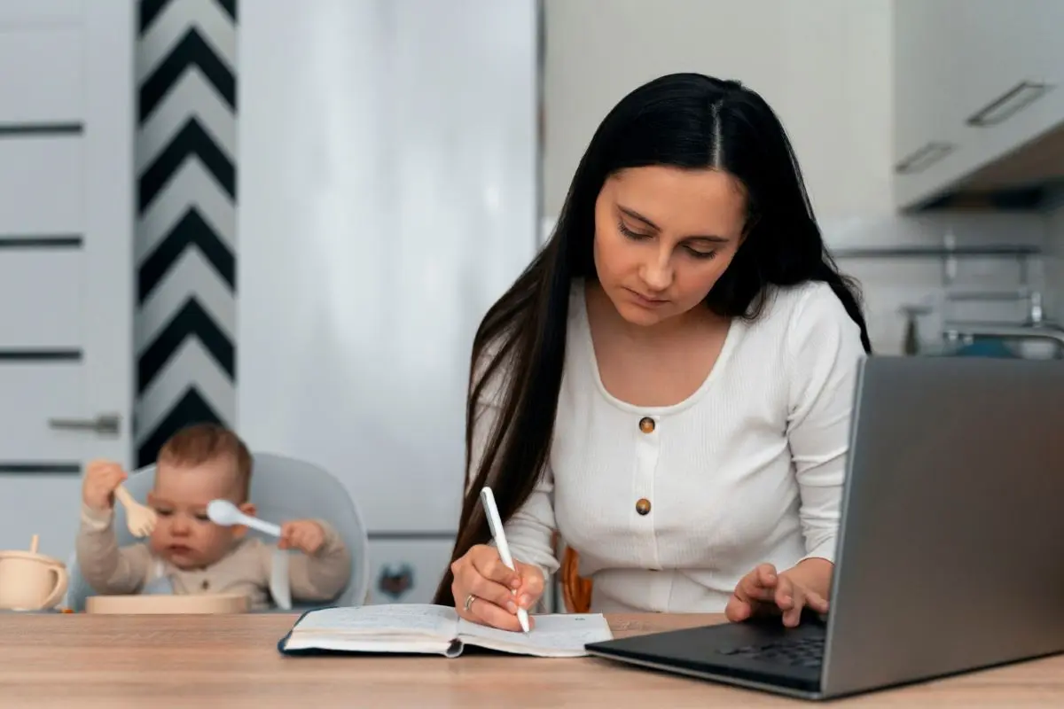 Convocatoria para Becas para Madres Mexicanas Jefas de Familia. Foto: Freepik