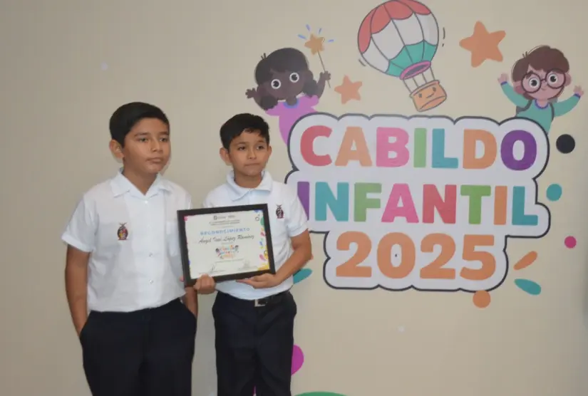 No espera a ser grande para actuar Ángel Isaí ya lucha por el agua, porque sabe que sin ella no hay futuro. Gabriel acudió a apoyar a su amigo Ángel Isaí durante el evento del Cabildo Infantil Culiacán 2025. Foto: Juan Madrigal