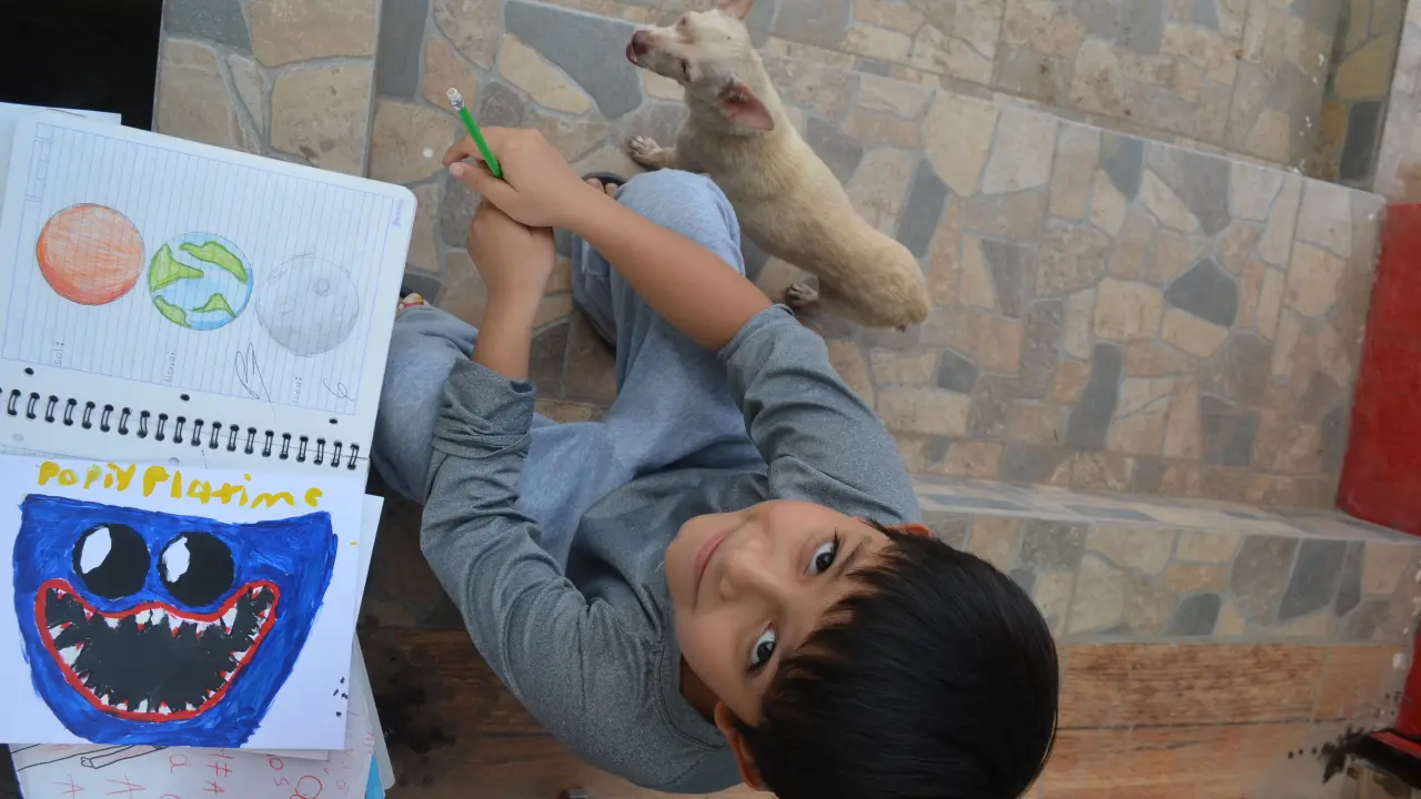 Ángel Isaí, regidor infantil de Las Coloradas, alza la voz y nos inspira: el agua no se desperdicia, se protege con amor. Foto: Juan Madrigal