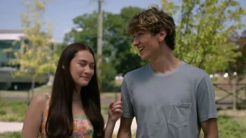 ¿En dónde se grabó El verano en el que me enamoré? Los protagonistas en Padgett Station. Foto: Prime Video