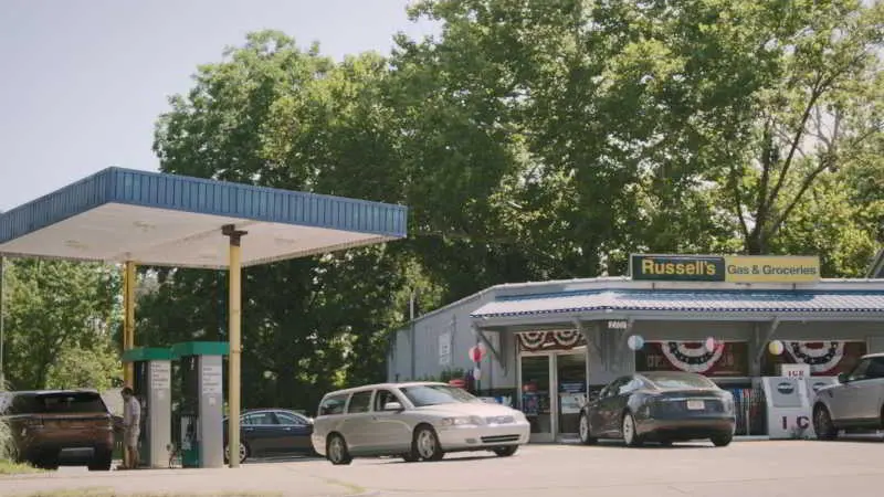 ¿En dónde se grabó El verano en el que me enamoré? Gasolinera de Russell's Quick Stop. Foto: Prime Video