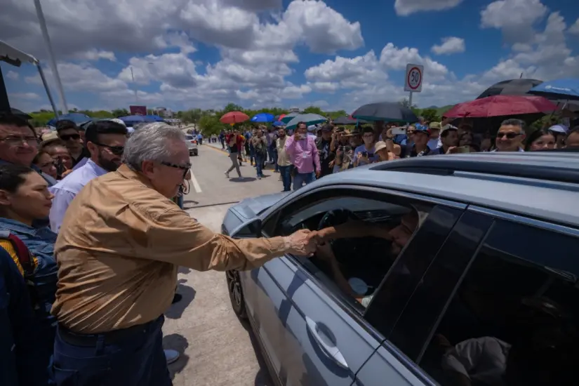 imagen recuadro Momento en que el gobernador Rubén Rocha Moya abre a la circulación el nuevo Puente Santa Fe, una obra mu importante para el norponiente de la ciudad.