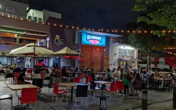 Paseo del Ángel se convierte en corredor peatonal nocturno con arte, música y comercio local