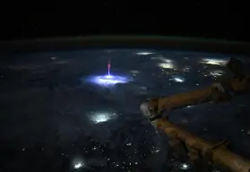 Astronauta capta un "duende rojo" desde la EEI: el fenómeno eléctrico más misterioso del cielo