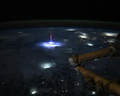 Astronauta capta un "duende rojo" desde la EEI: el fenómeno eléctrico más misterioso del cielo