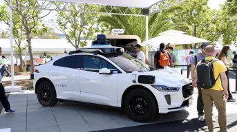 Autos sin chofer: así están conquistando las calles los robotaxis de Google