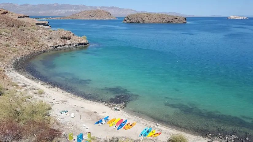 Bahía de Concepción en Santa Rosalía una franja de arena negra Foto: Tripavisor