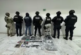 Revientan casa en León y aseguran más de 9 mil dosis de droga; hay 2 detenidos