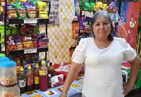 Irene tiene más de tres décadas repartiendo dulzura a los niños de Barrancos