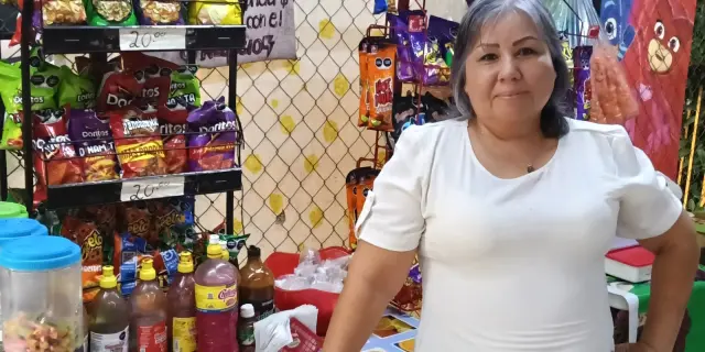 Irene tiene más de tres décadas repartiendo dulzura a los niños de Barrancos