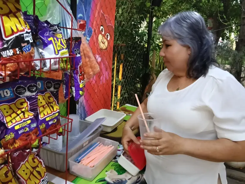 A pesar de sus dificultades, no se deja vencer y vender sus dulces la motiva para seguir adelante.