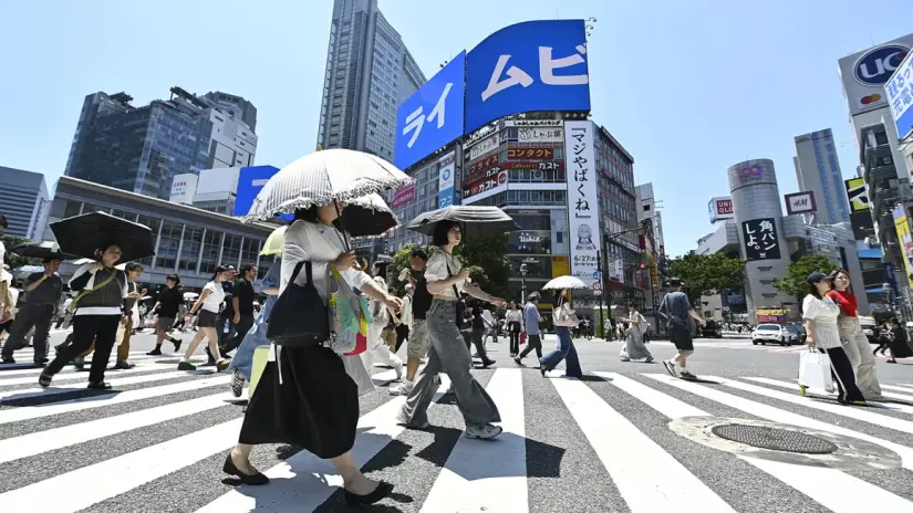 Turistas y peatones llenan las calles de Shibuya el 29 de junio de 2025 en Tokio, Japón. 