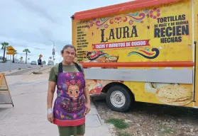Doña Laura vende burritos solidarios frente al Hospital General de Culiacán: "La necesidad me hizo emprender"