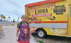 Doña Laura vende burritos solidarios frente al Hospital General de Culiacán: “La necesidad me hizo emprender”