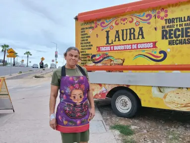 Doña Laura vende burritos solidarios frente al Hospital General de Culiacán: “La necesidad me hizo emprender”