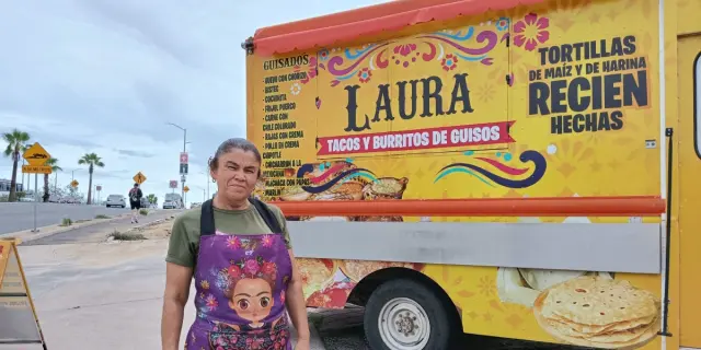 Doña Laura vende burritos solidarios frente al Hospital General de Culiacán: "La necesidad me hizo emprender"