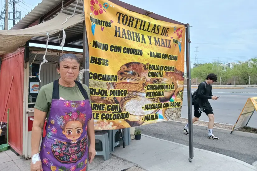 El pequeño puesto de “Burritos y Tortillas de Harina Laura” se ha convertido en una parada habitual para personal médico, familiares de pacientes y trabajadores del área.