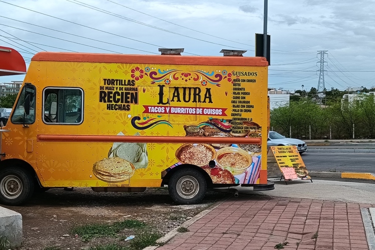 Doña Laura vende burritos solidarios frente al Hospital General de Culiacán: “La necesidad me hizo emprender”