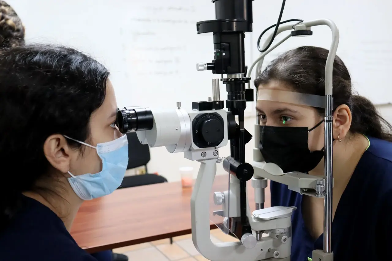 UAS ofrece Licenciatura en Optometría: formación especializada en salud visual.