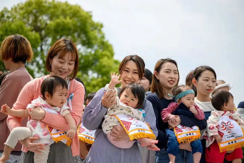 Padres sostienen a sus hijos antes del inicio de su combate de sumo Bebé Llorón en el templo Sensoji de Tokio, el 26 de abril de 2025. Philip FongAFPGetty Images