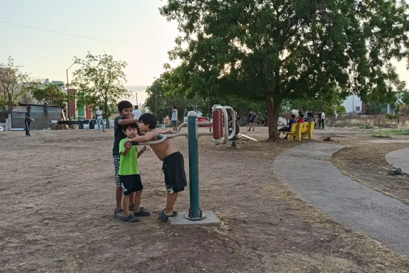 Niños y adolescentes disfrutan del Parque Valle del Agua.