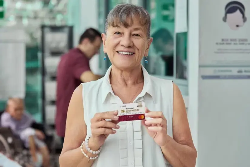 El dinero del apoyo se deposita directamente en la tarjeta del Banco del Bienestar de cada beneficiaria. Foto: Cortesía
