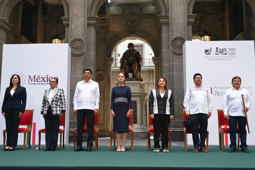 Claudia Sheinbaum encabeza homenaje a Benito Juárez por 153 aniversario luctuoso Sheinbaum encabezó la ceremonia desde el Recinto Benito Juárez. Foto: Presidencia
