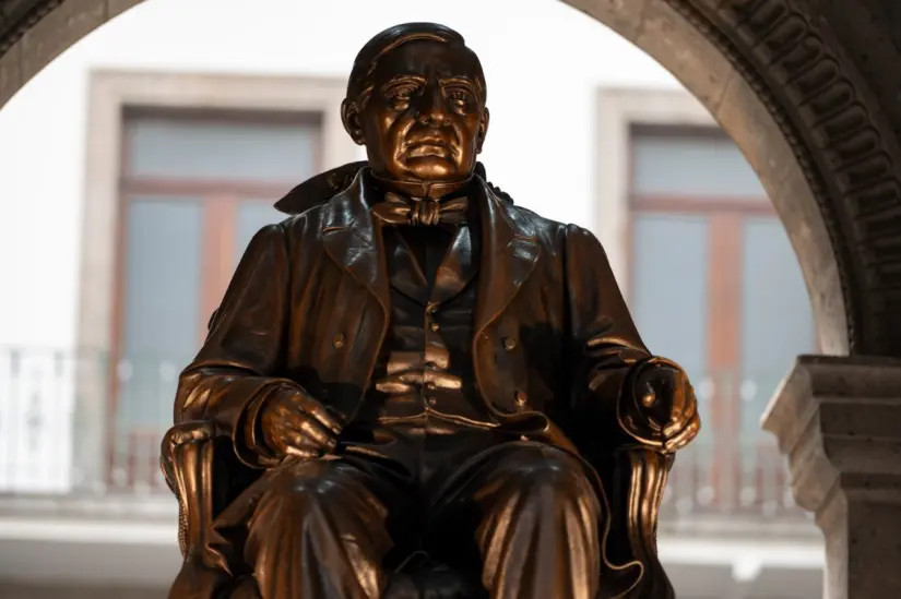 Claudia Sheinbaum encabeza homenaje a Benito Juárez por 153 aniversario luctuoso Este 18 de julio se conmemora el aniversario luctuoso de Juárez. Foto: Presidencia